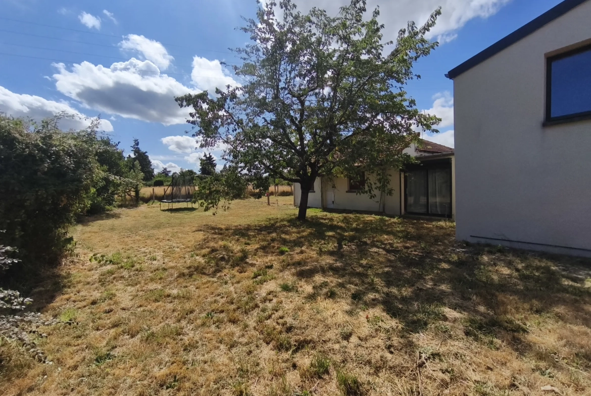 Charmante maison de 125 m² à La Suze-sur-Sarthe avec terrain arboré et garage 