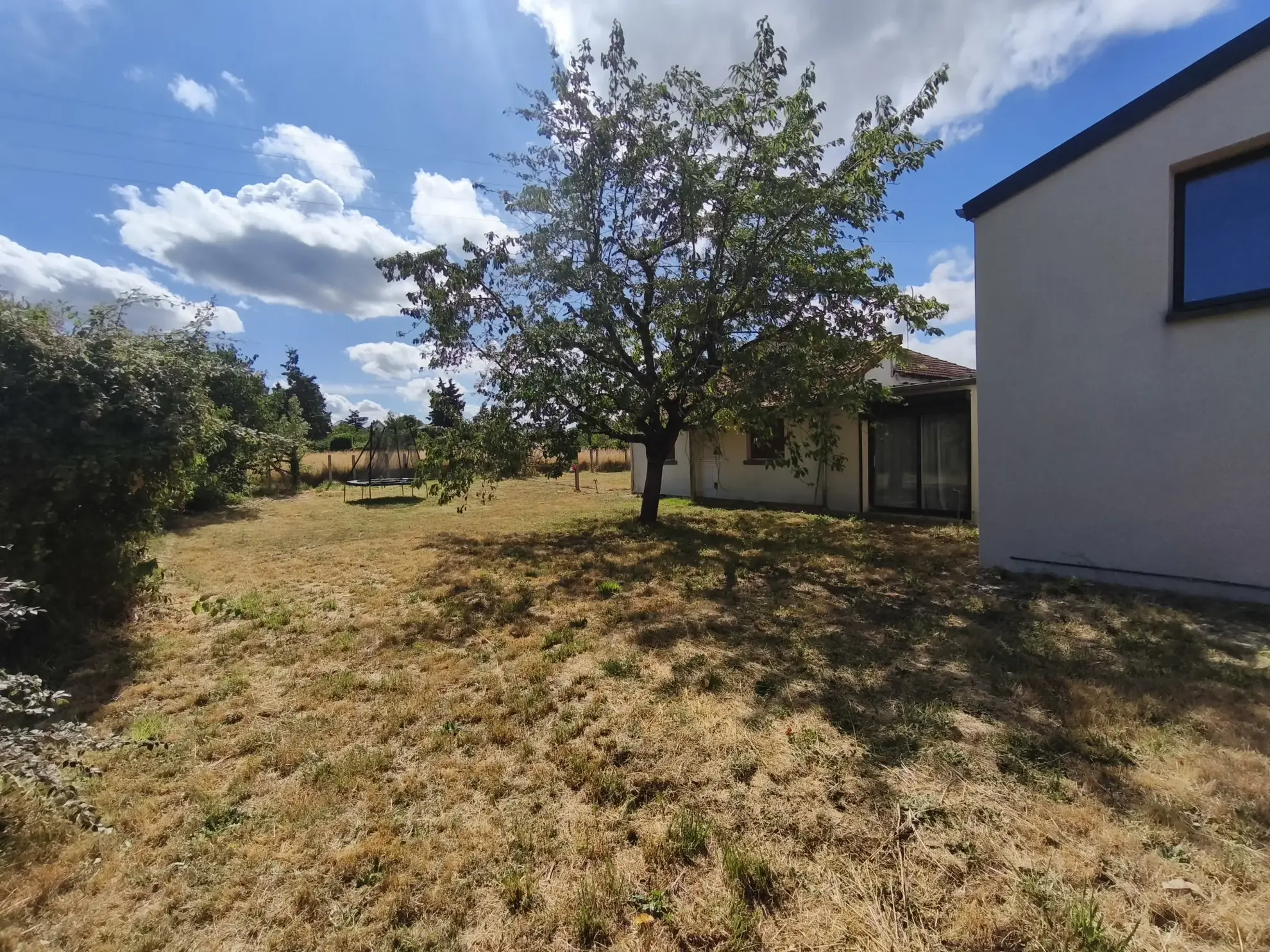Charmante maison de 125 m² à La Suze-sur-Sarthe avec terrain arboré et garage 