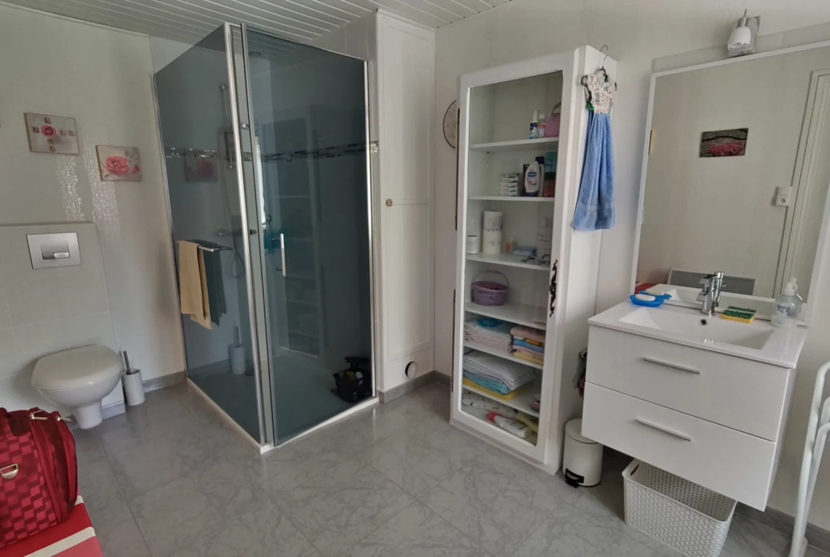 Maison rénovée de 96 m² avec cour et garage à Saint-Germain-L'Herm 