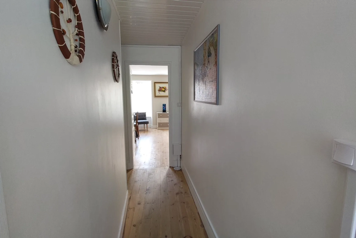 Maison de bourg rénovée de 96 m² avec cour et garage à Saint-Germain-L'Herm 