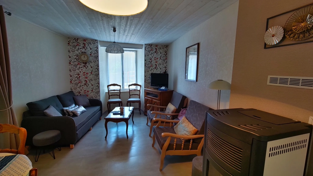 Maison de bourg rénovée de 96 m² avec cour et garage à Saint-Germain-L'Herm