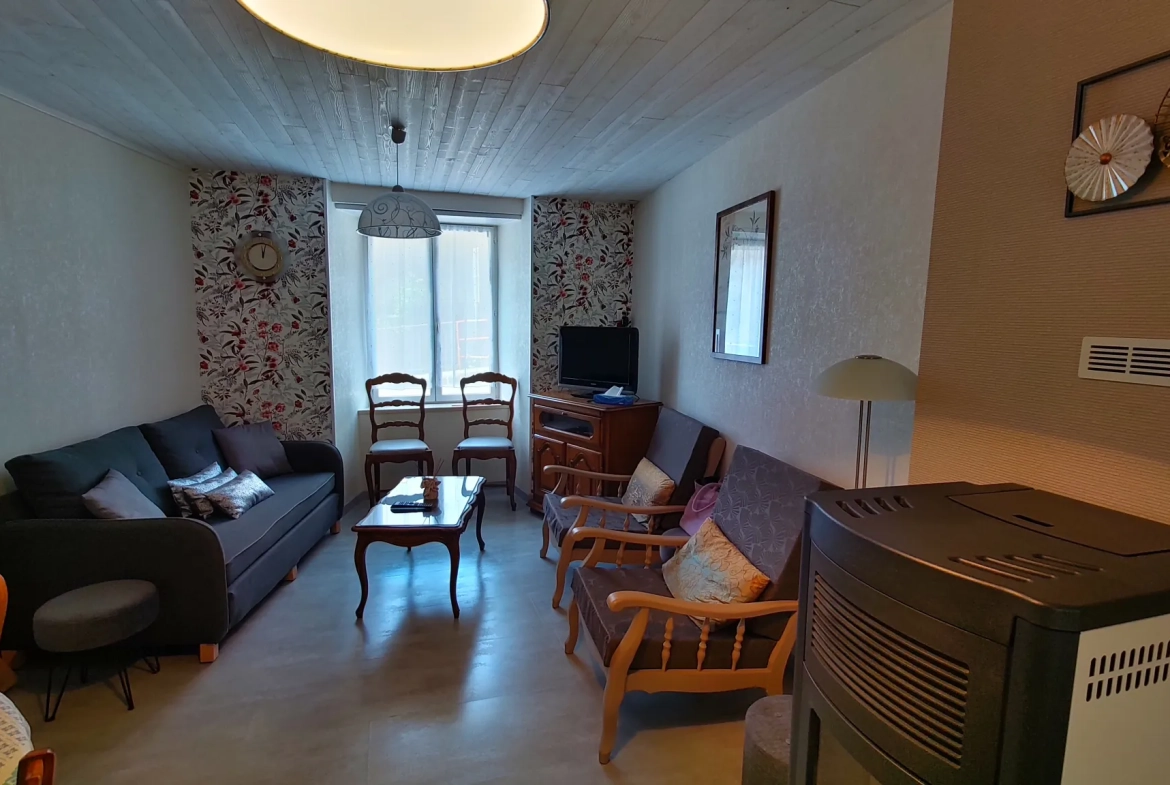 Maison de bourg rénovée de 96 m² avec cour et garage à Saint-Germain-L'Herm 