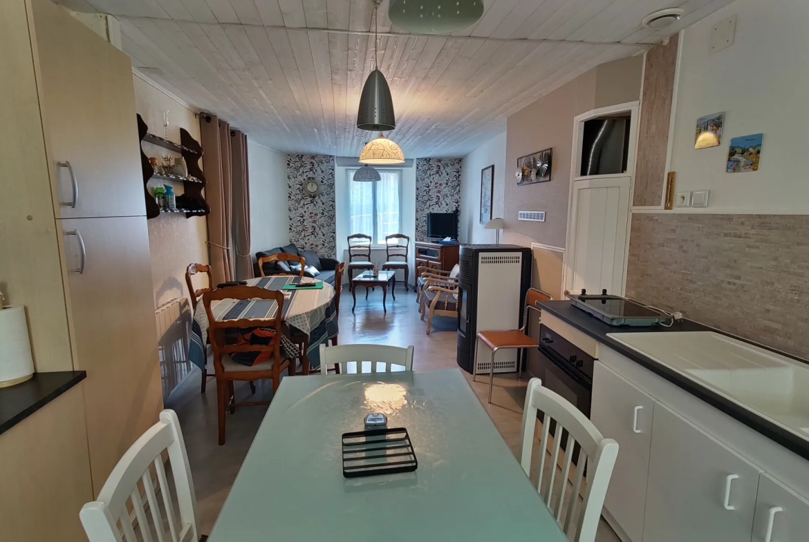 Maison rénovée de 96 m² avec cour et garage à Saint-Germain-L'Herm 