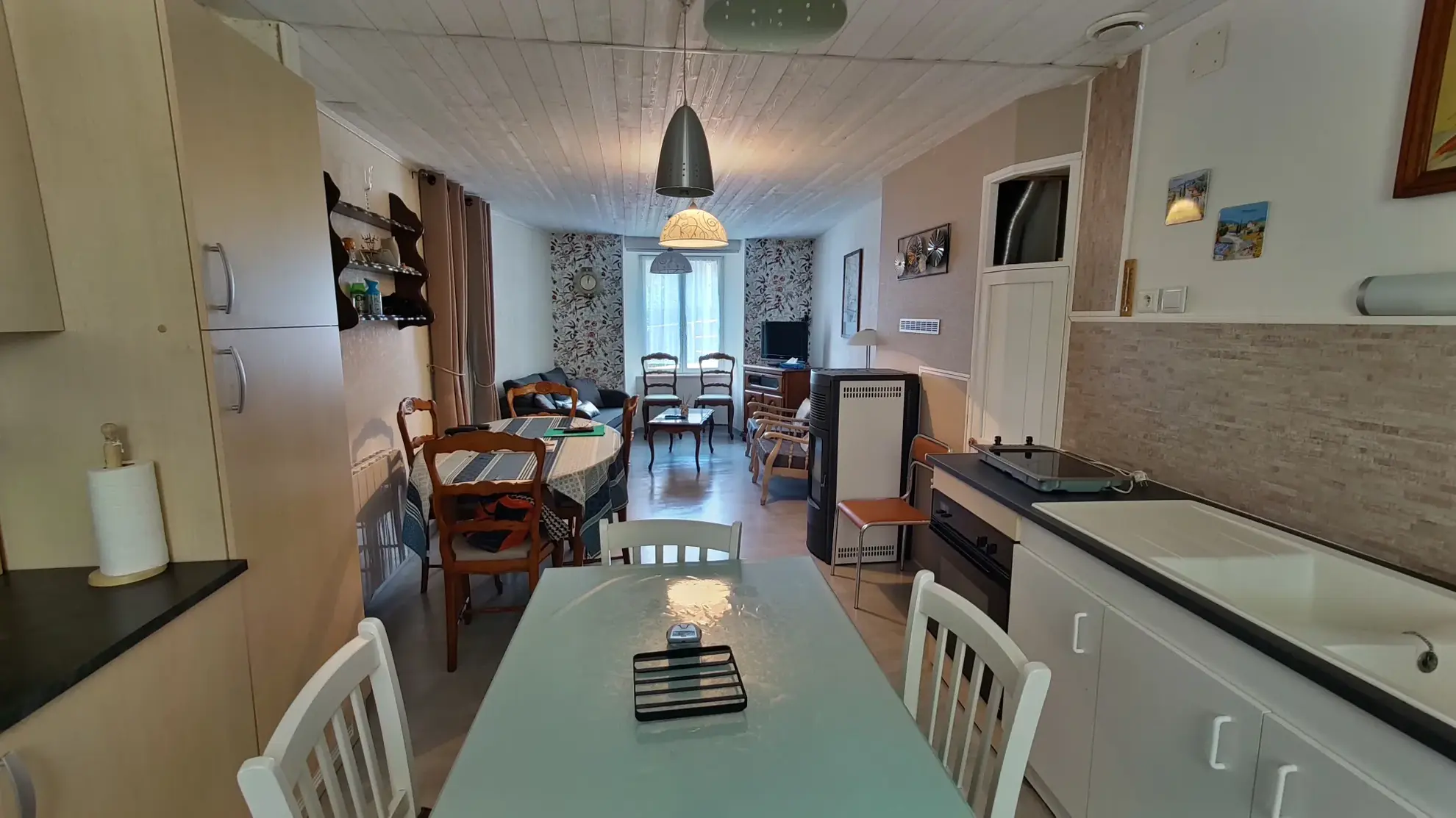 Maison rénovée de 96 m² avec cour et garage à Saint-Germain-L'Herm 