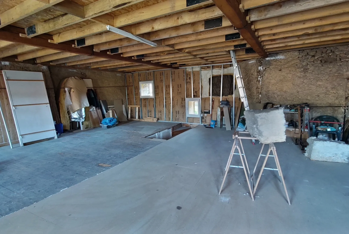 Maison rénovée de 96 m² avec cour et garage à Saint-Germain-L'Herm 