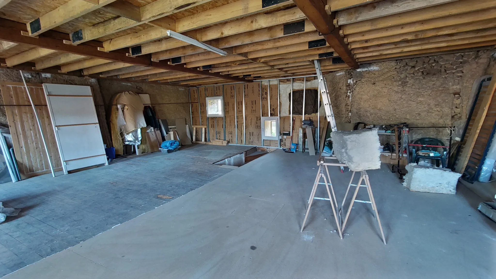 Maison rénovée de 96 m² avec cour et garage à Saint-Germain-L'Herm 