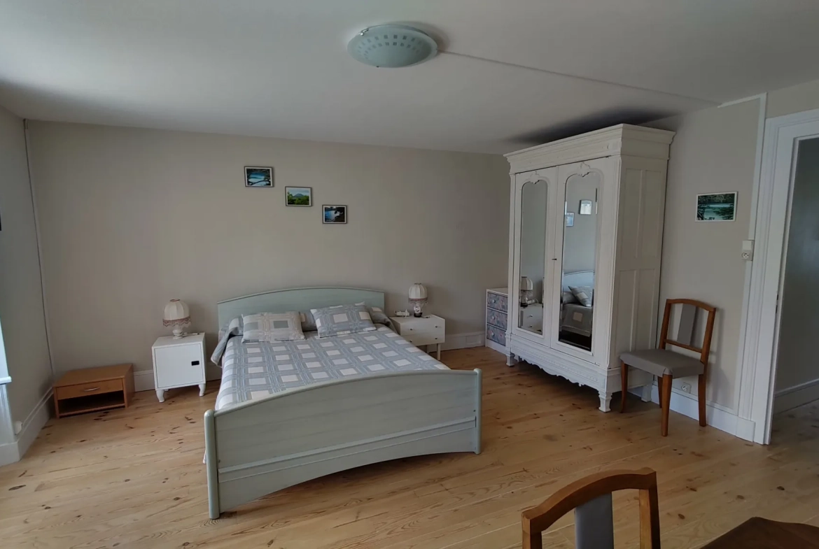 Maison rénovée de 96 m² avec cour et garage à Saint-Germain-L'Herm 
