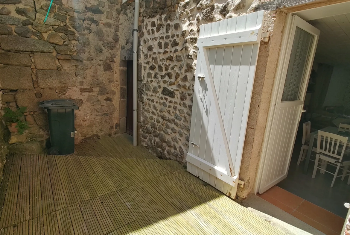 Maison rénovée de 96 m² avec cour et garage à Saint-Germain-L'Herm 