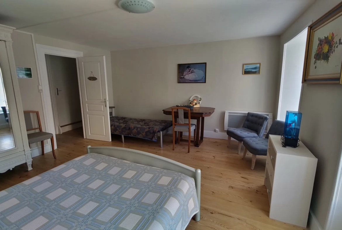 Maison rénovée de 96 m² avec cour et garage à Saint-Germain-L'Herm 