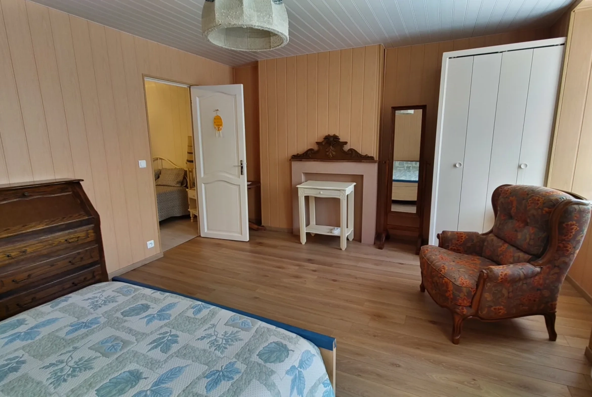 Maison rénovée de 96 m² avec cour et garage à Saint-Germain-L'Herm 