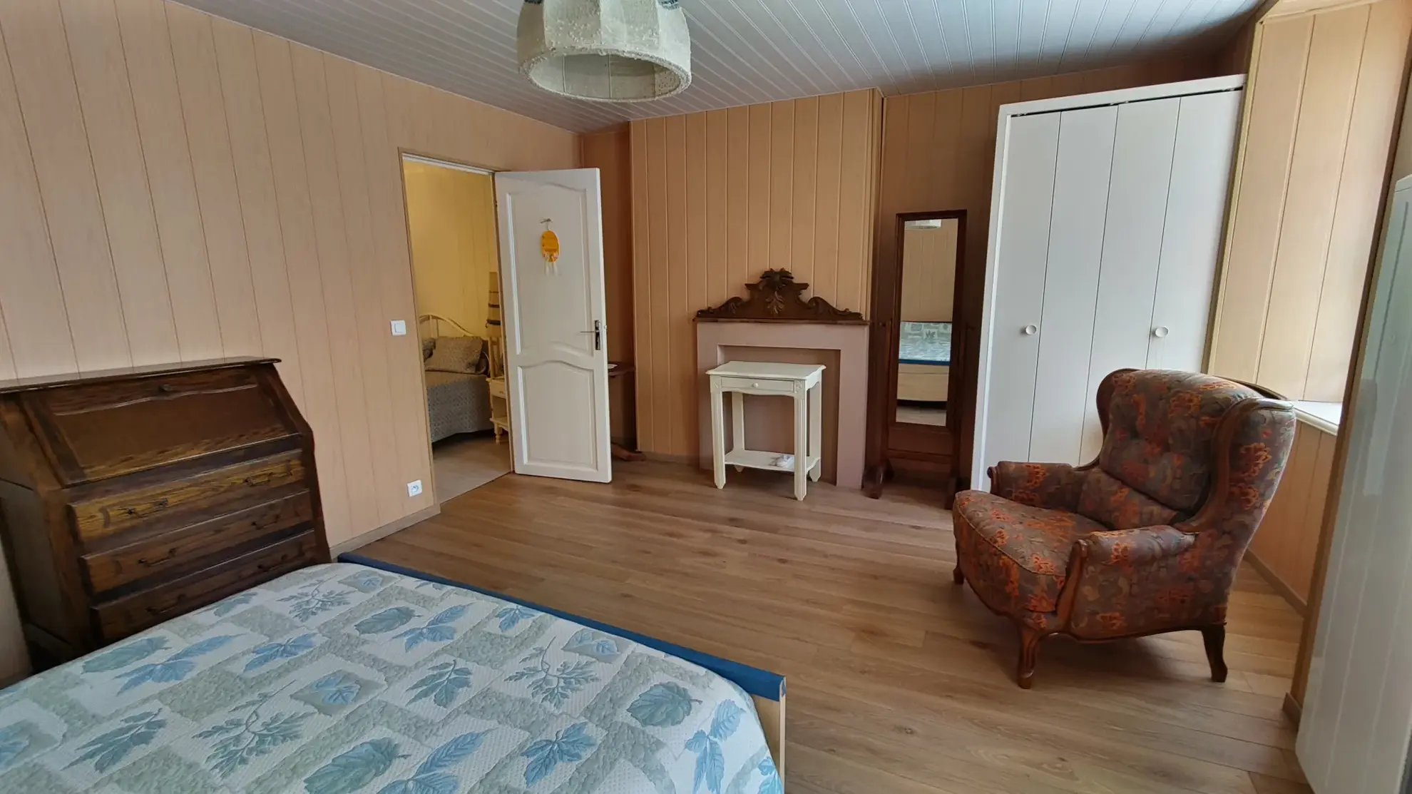 Maison rénovée de 96 m² avec cour et garage à Saint-Germain-L'Herm 