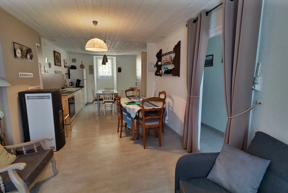 Maison rénovée de 96 m² avec cour et garage à Saint-Germain-L'Herm 