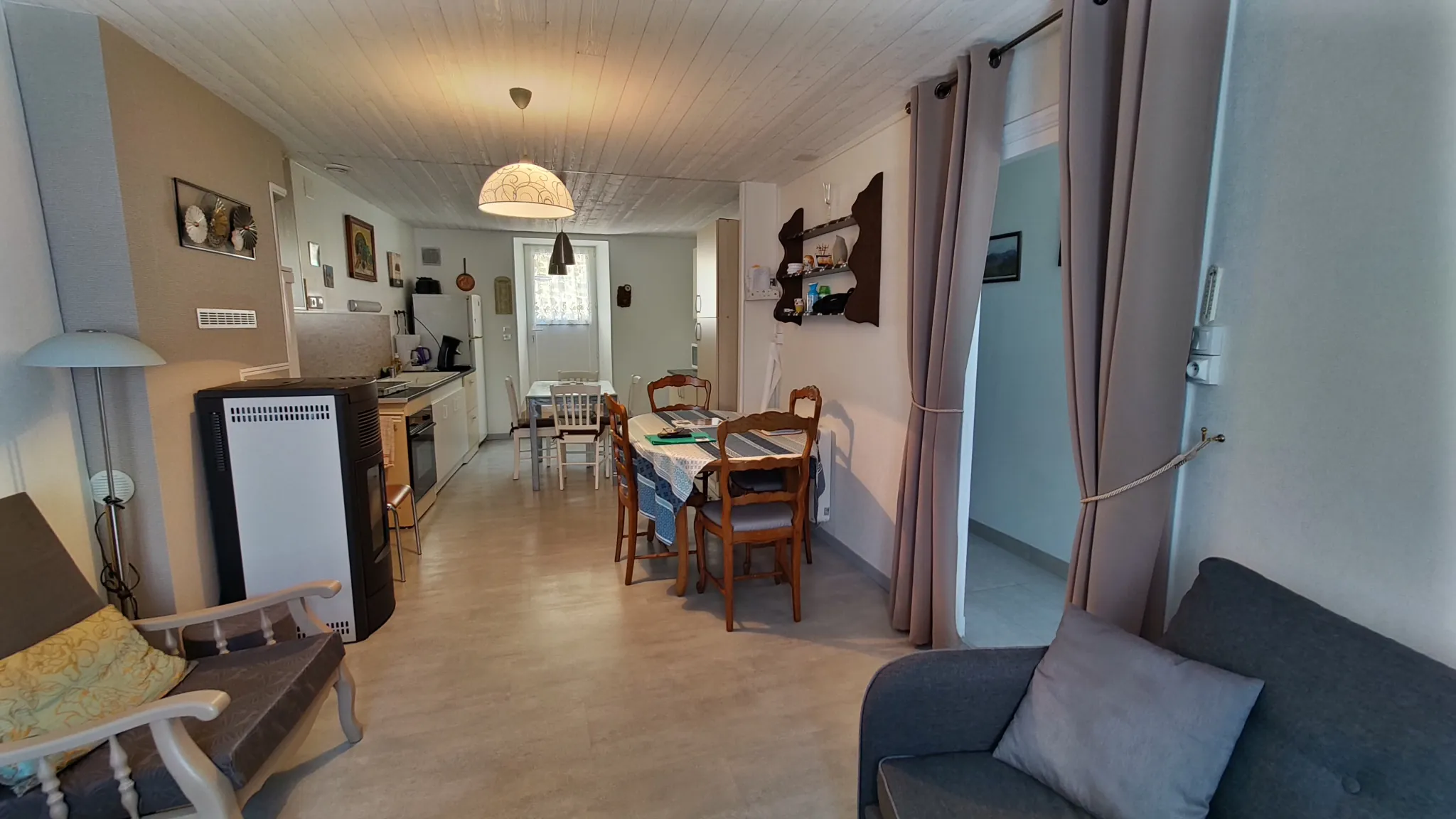 Maison rénovée de 96 m² avec cour et garage à Saint-Germain-L'Herm 