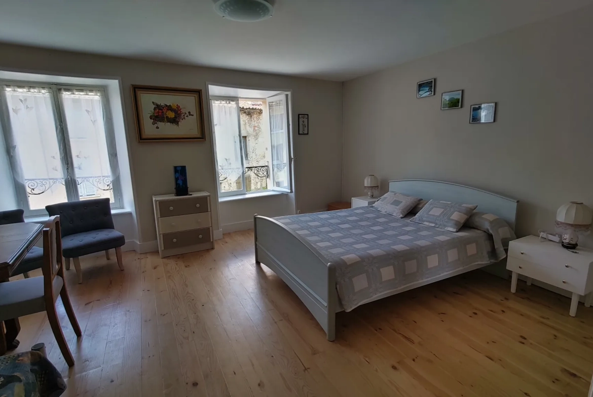 Maison de bourg rénovée de 96 m² avec cour et garage à Saint-Germain-L'Herm 
