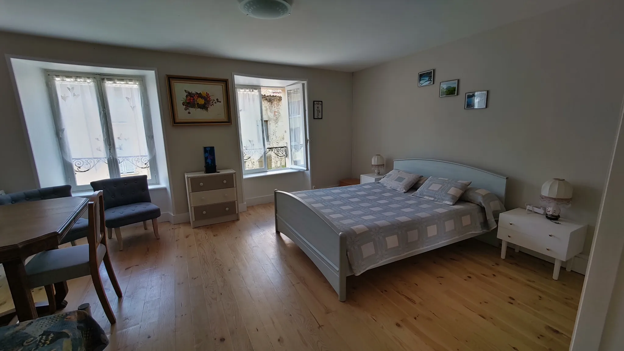 Maison de bourg rénovée de 96 m² avec cour et garage à Saint-Germain-L'Herm 