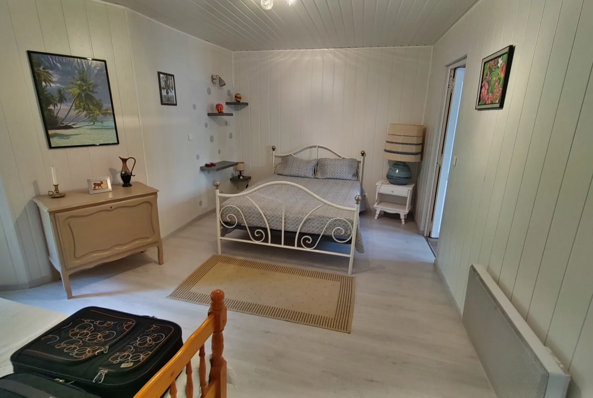 Maison rénovée de 96 m² avec cour et garage à Saint-Germain-L'Herm 