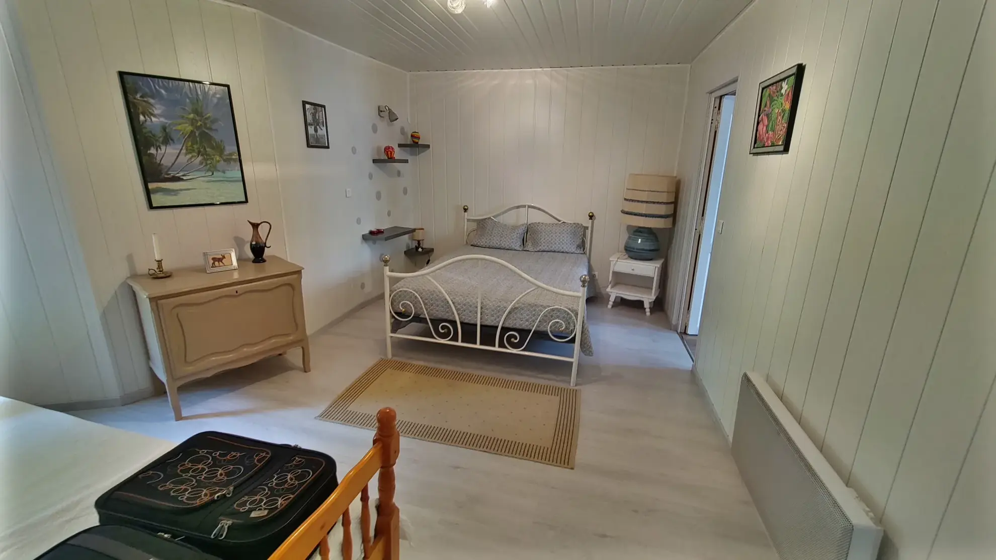 Maison rénovée de 96 m² avec cour et garage à Saint-Germain-L'Herm 