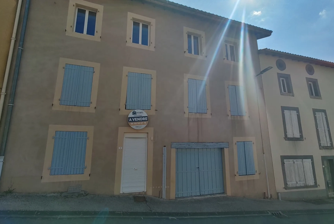 Maison rénovée de 96 m² avec cour et garage à Saint-Germain-L'Herm 