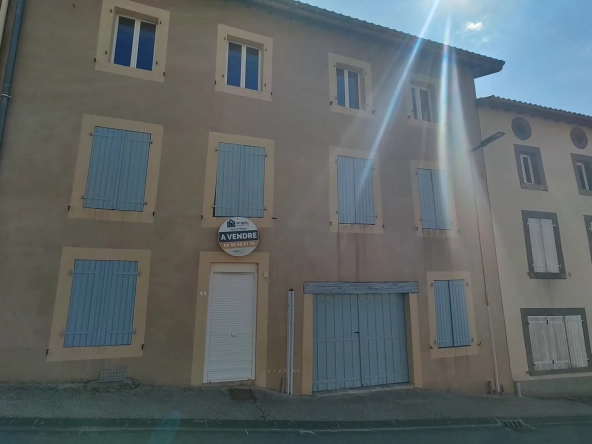 Maison rénovée de 96 m² avec cour et garage à Saint-Germain-L'Herm