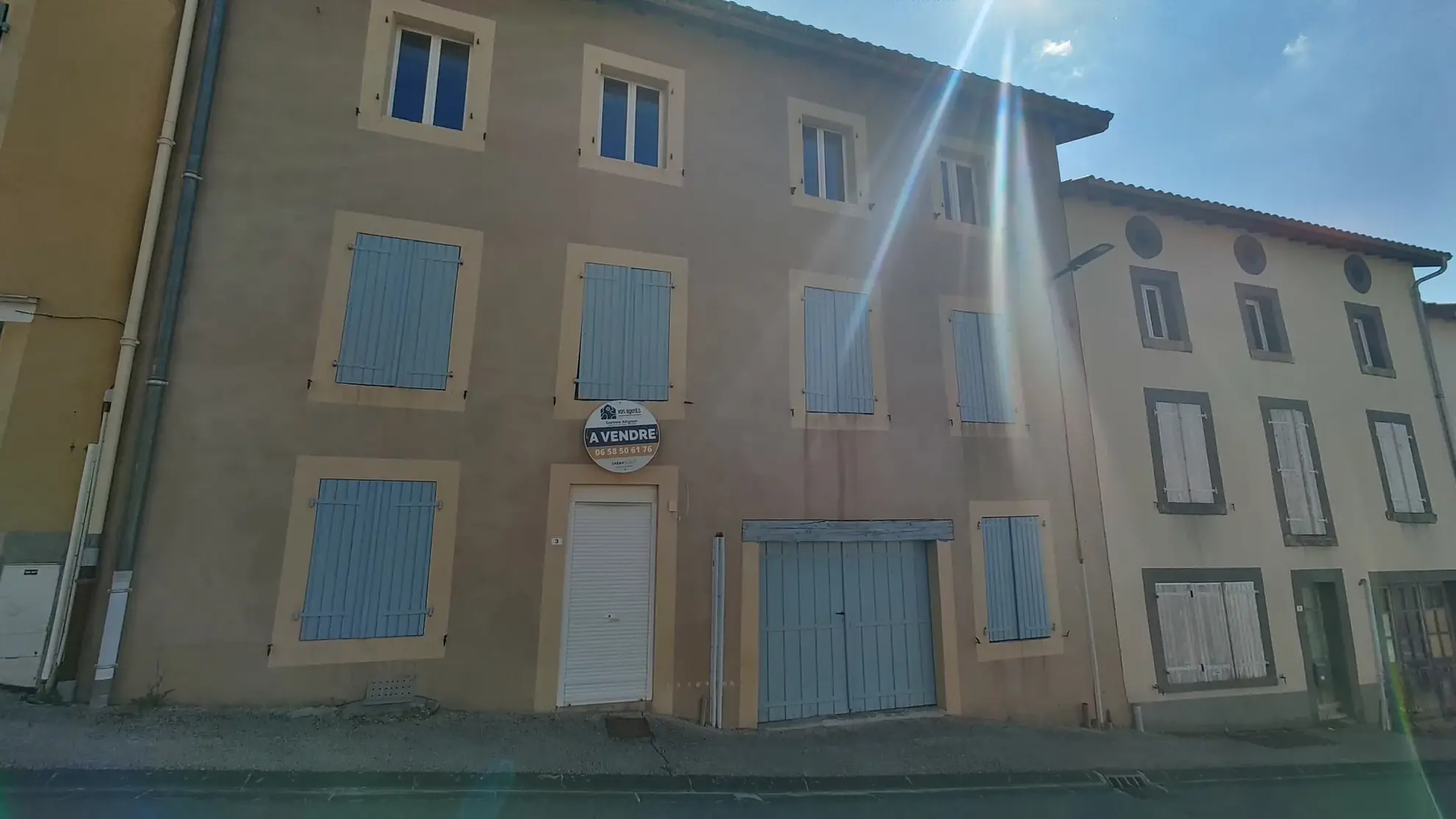 Maison rénovée de 96 m² avec cour et garage à Saint-Germain-L'Herm 