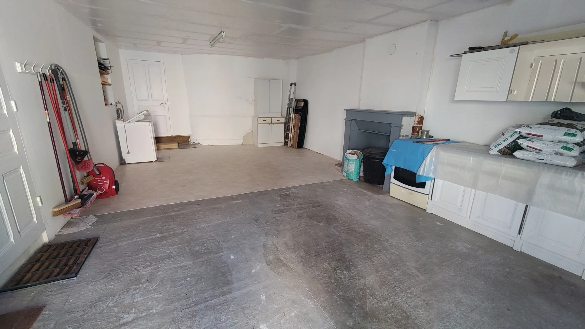 Maison rénovée de 96 m² avec cour et garage à Saint-Germain-L'Herm 