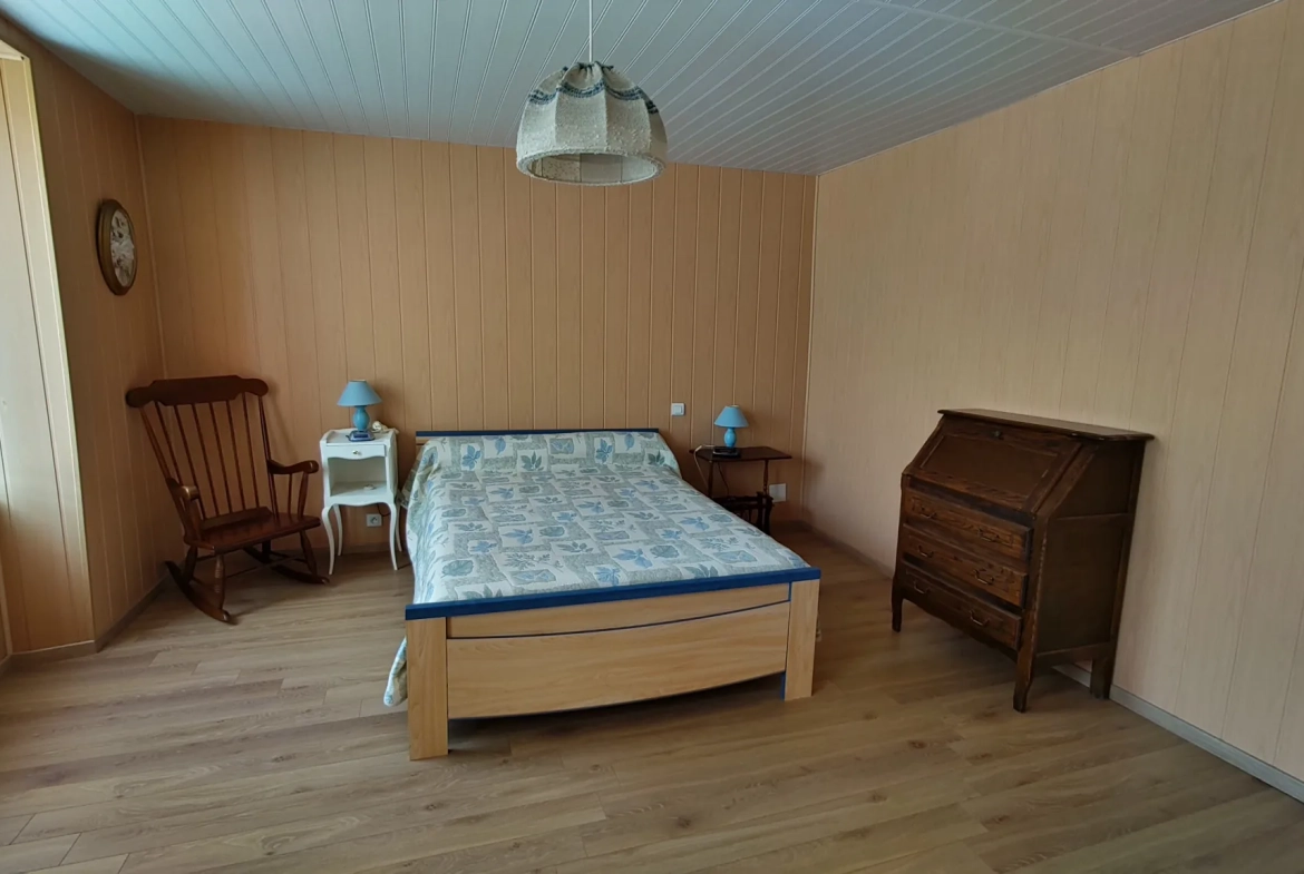 Maison rénovée de 96 m² avec cour et garage à Saint-Germain-L'Herm 