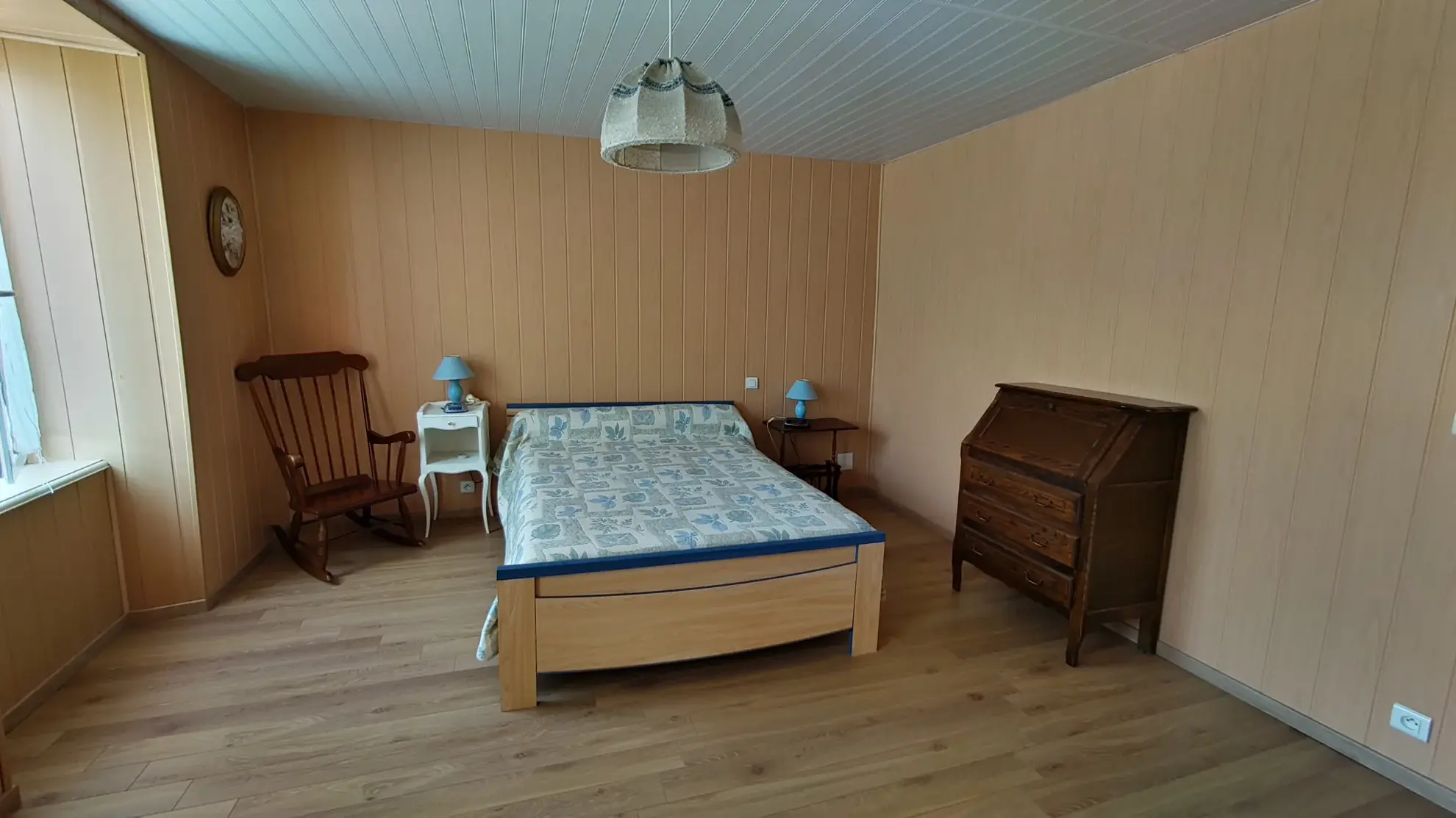 Maison rénovée de 96 m² avec cour et garage à Saint-Germain-L'Herm 
