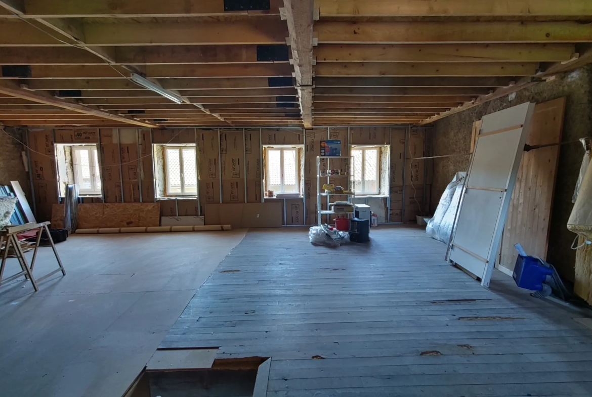 Maison rénovée de 96 m² avec cour et garage à Saint-Germain-L'Herm 
