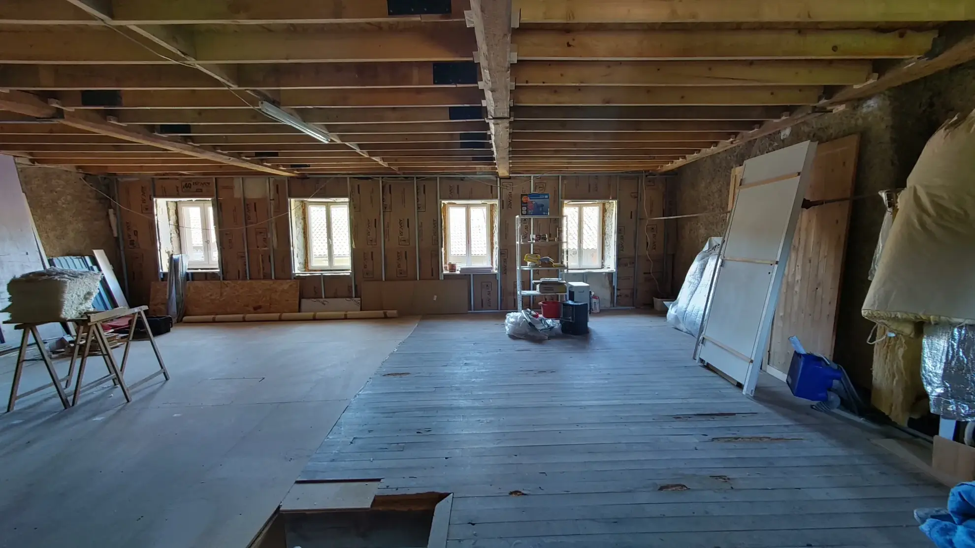 Maison rénovée de 96 m² avec cour et garage à Saint-Germain-L'Herm 