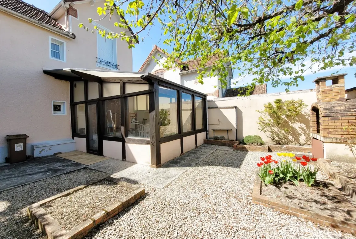 Maison de Ville à Sainte-Savine avec Jardin, Cave et Dépendance 