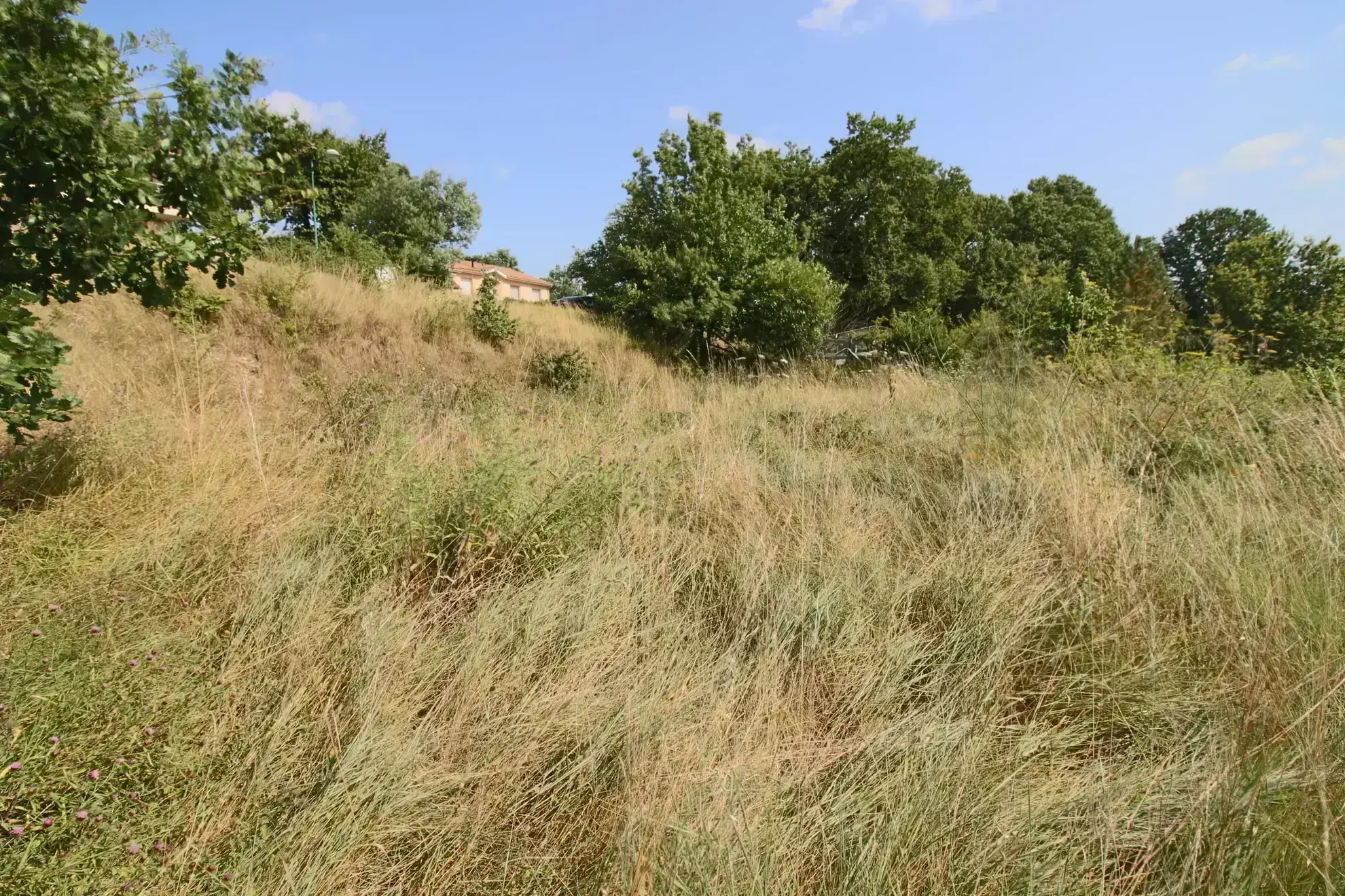 Terrain constructible de 650 m² à Puy l'Évêque dans un environnement calme 