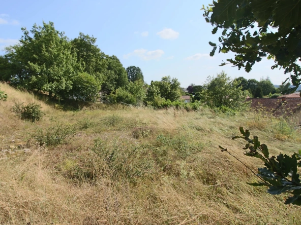 Terrain constructible de 650 m² à Puy l'Évêque dans un environnement calme