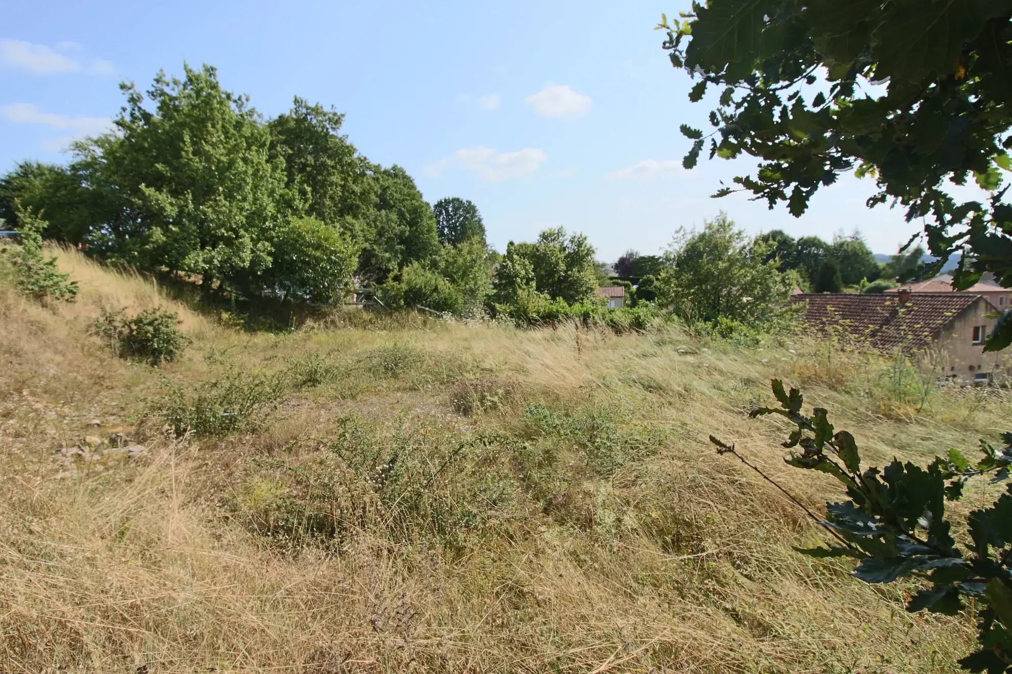 Terrain constructible de 650 m² à Puy l'Évêque dans un environnement calme 