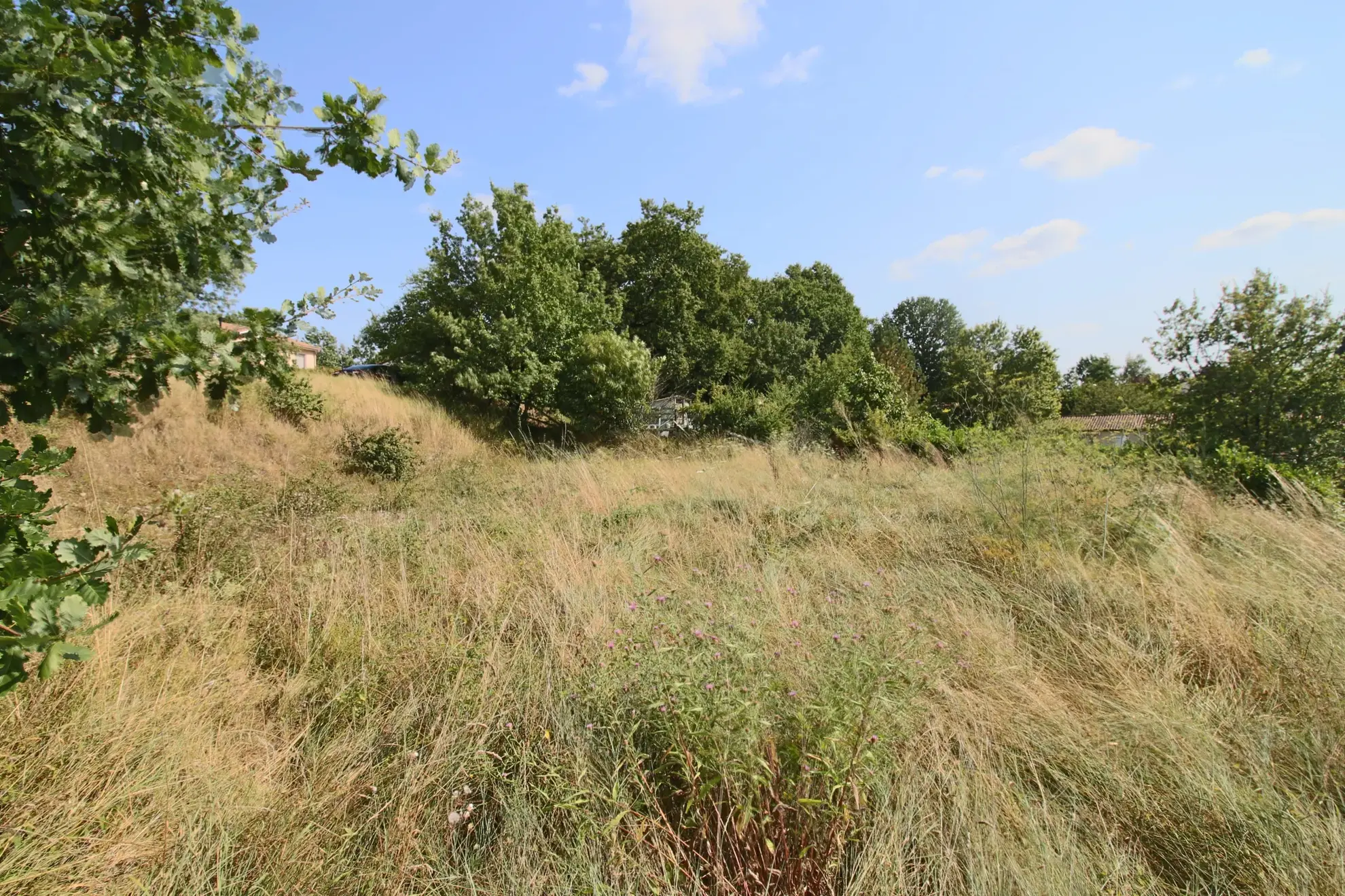 Terrain constructible de 650 m² à Puy l'Évêque dans un environnement calme 