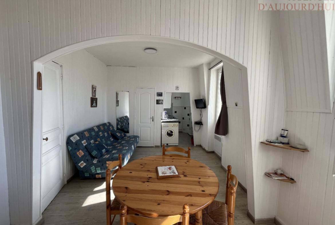 Studio de 25 m² à Villers-sur-Mer avec vue mer, chambre sous combles, vendu meublé à deux pas de la plage