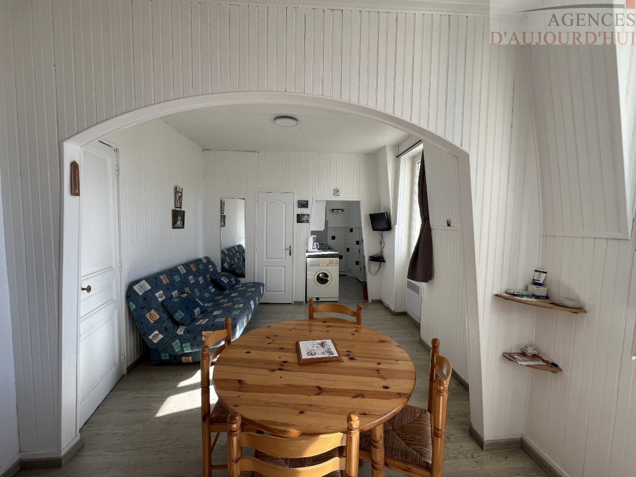 Studio de 25 m² à Villers-sur-Mer avec vue mer, chambre sous combles, vendu meublé à deux pas de la plage