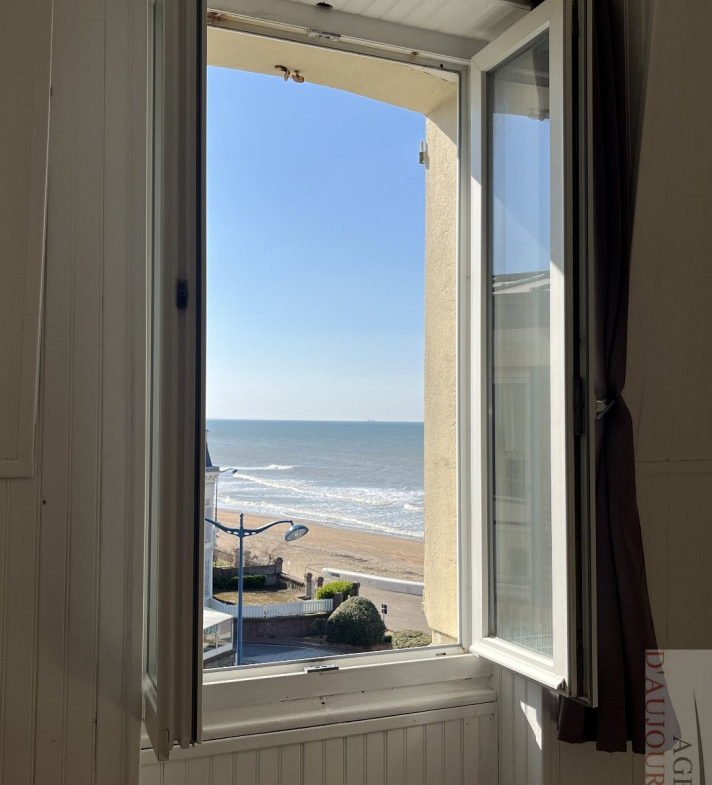 Studio de 25 m² à Villers-sur-Mer avec vue mer, chambre sous combles, vendu meublé à deux pas de la plage