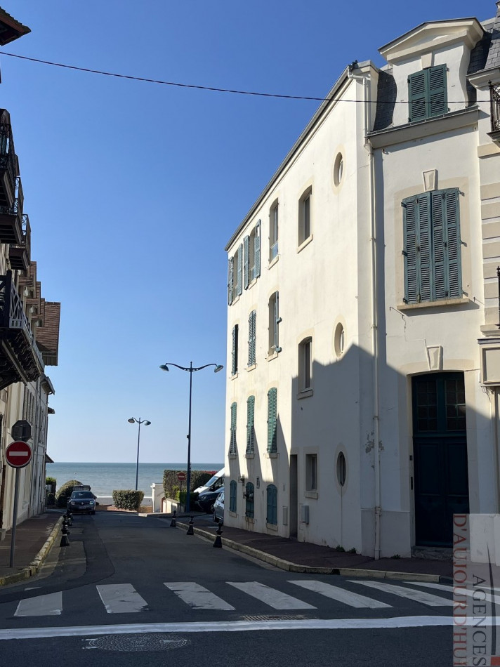 Studio de 25 m² à Villers-sur-Mer avec vue mer, chambre sous combles, vendu meublé à deux pas de la plage