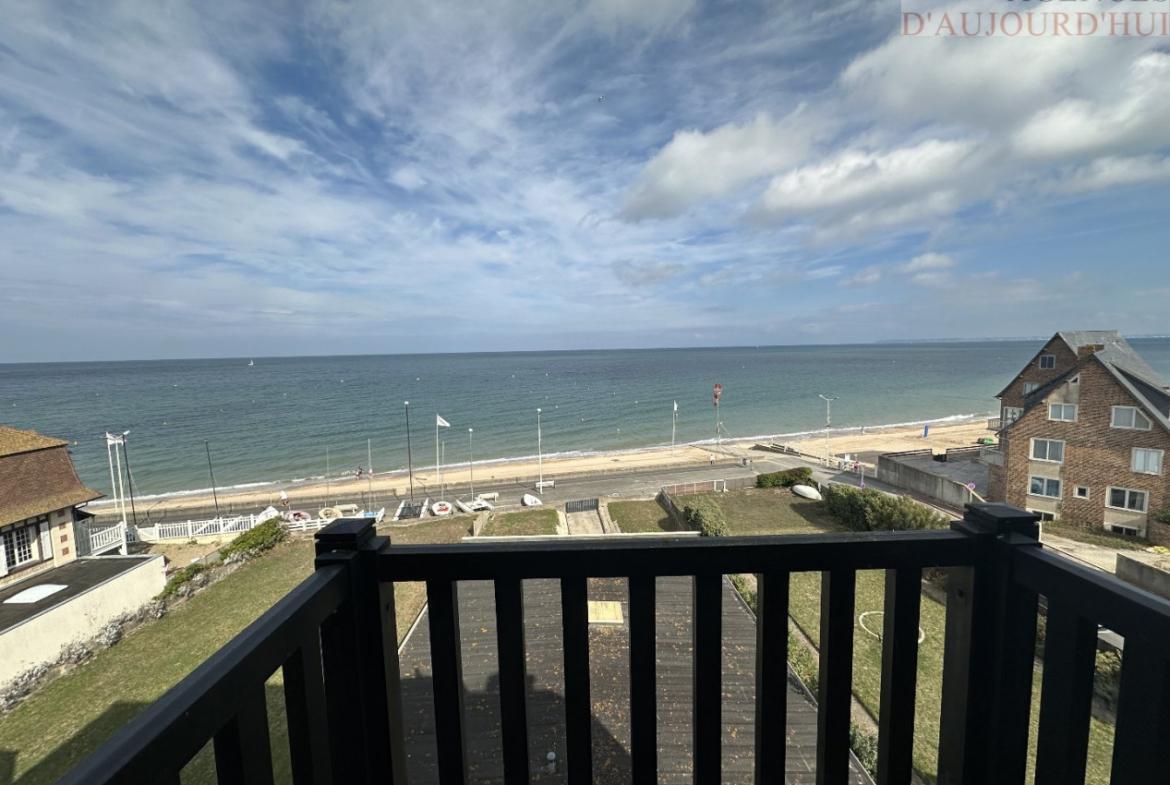 Studio de 20 m² à Blonville-sur-Mer avec balcon vue panoramique sur la mer et accès direct à la plage.