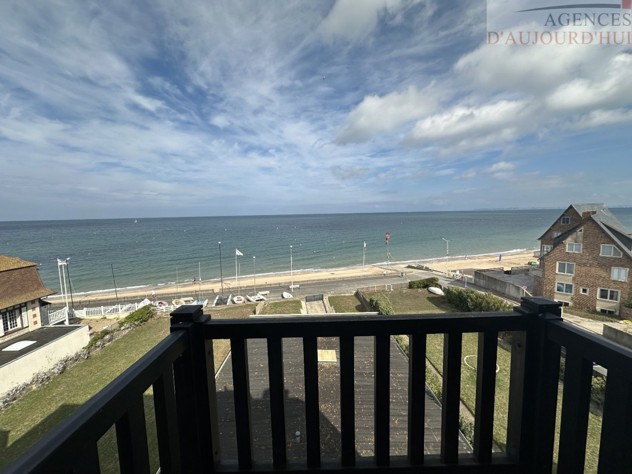Studio de 20 m² à Blonville-sur-Mer avec balcon vue panoramique sur la mer et accès direct à la plage.