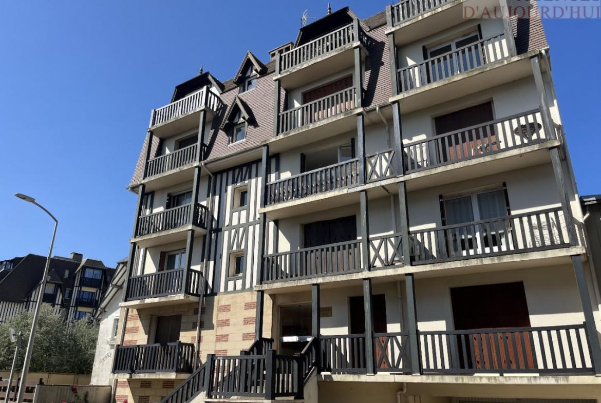 Studio de 20 m² à Blonville-sur-Mer avec balcon vue panoramique sur la mer et accès direct à la plage.