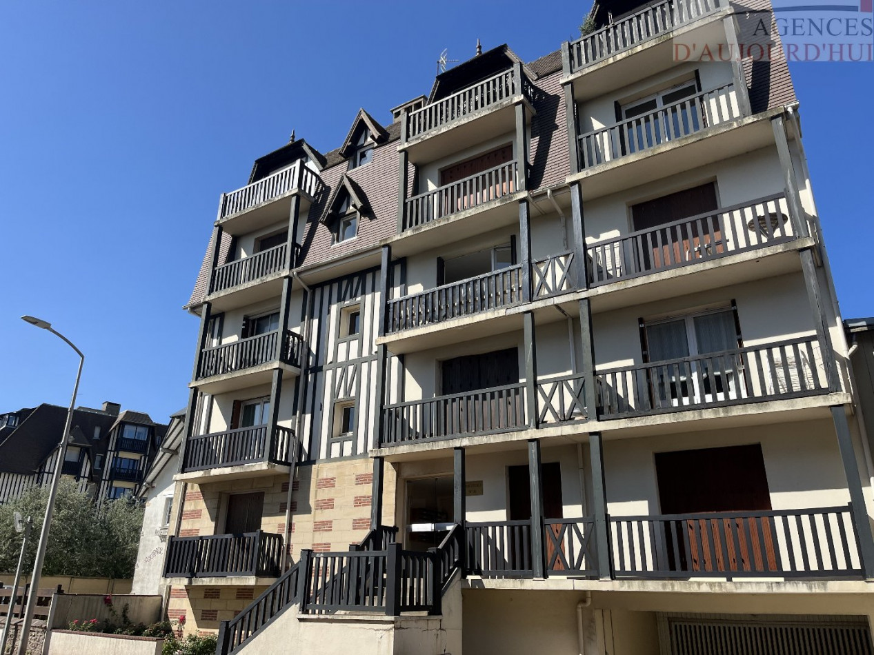 Studio de 20 m² à Blonville-sur-Mer avec balcon vue panoramique sur la mer et accès direct à la plage.