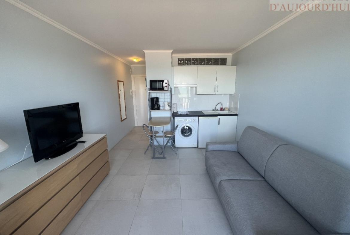 Studio de 20 m² à Blonville-sur-Mer avec balcon vue panoramique sur la mer et accès direct à la plage.
