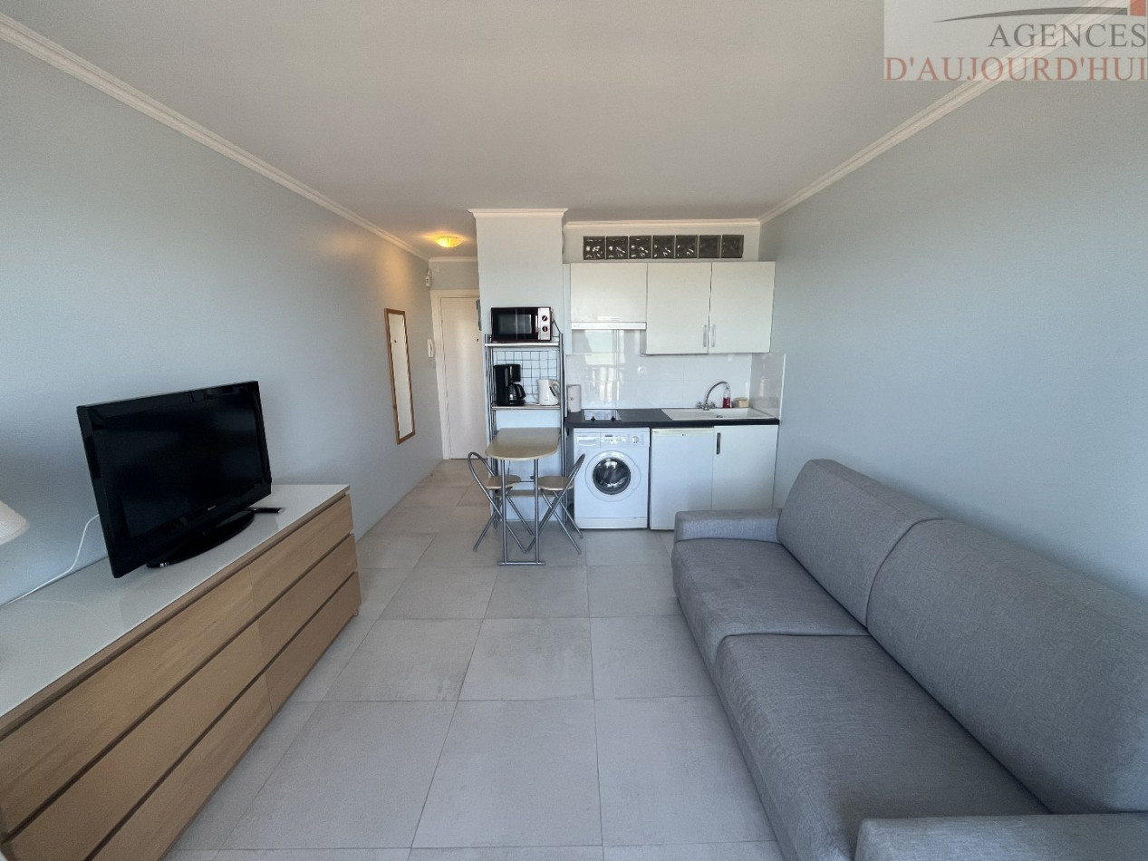 Studio de 20 m² à Blonville-sur-Mer avec balcon vue panoramique sur la mer et accès direct à la plage.