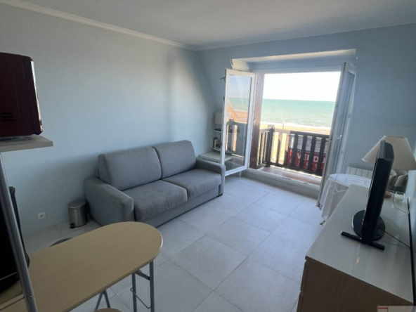 Studio de 20 m² à Blonville-sur-Mer avec balcon vue panoramique sur la mer et accès direct à la plage.