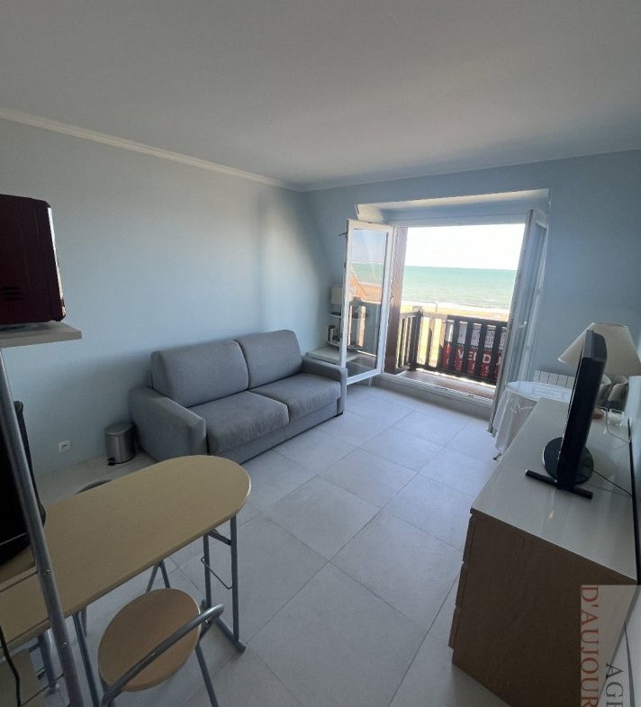 Studio de 20 m² à Blonville-sur-Mer avec balcon vue panoramique sur la mer et accès direct à la plage.