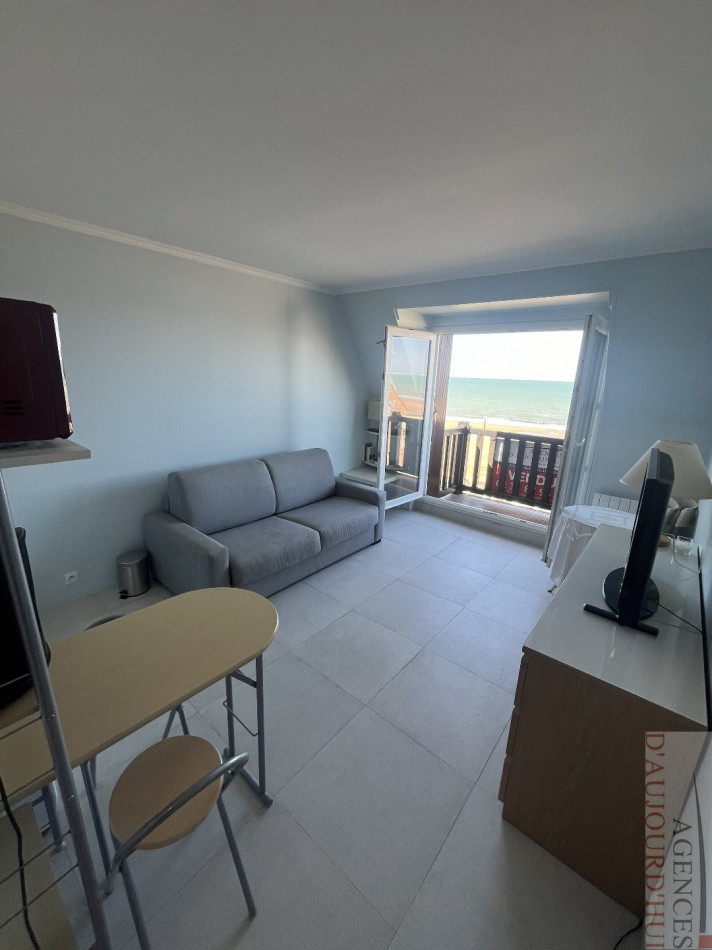 Studio de 20 m² à Blonville-sur-Mer avec balcon vue panoramique sur la mer et accès direct à la plage.