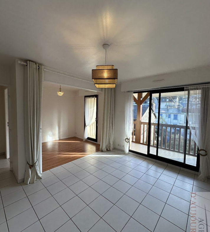 Appartement 2 pièces de 49 m² à Blonville-sur-Mer, avec cave, dans une résidence récente avec ascenseur, à proximité de la plage.