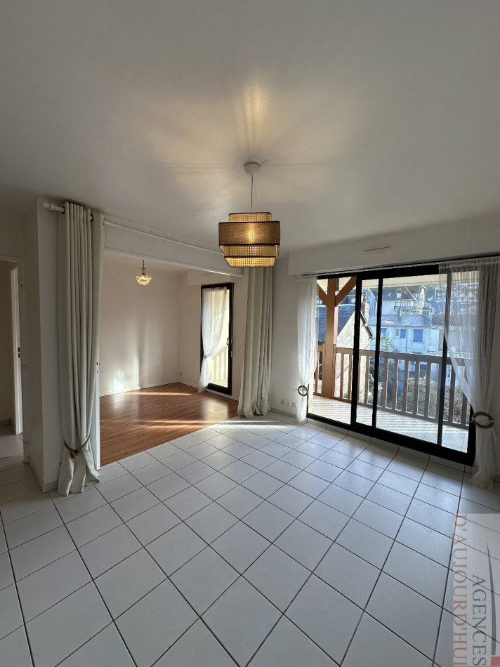 Appartement 2 pièces de 49 m² à Blonville-sur-Mer, avec cave, dans une résidence récente avec ascenseur, à proximité de la plage.