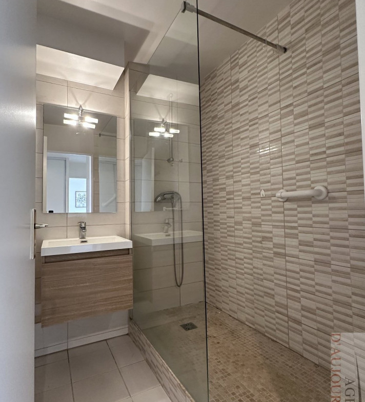 Appartement 2 pièces de 49 m² à Blonville-sur-Mer, avec cave, dans une résidence récente avec ascenseur, à proximité de la plage.